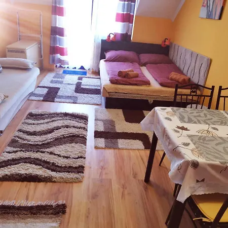 Piroska Apartman Apartament *